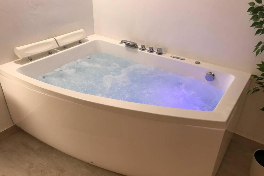 Apartment With Jacuzzi Free Wifi Walencja Zewnętrze zdjęcie